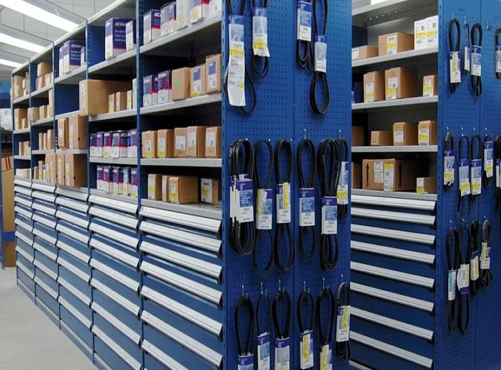 Stockage d’entrepôt pour pièces de rechange automobiles Image web : Entrepôt de pièces détachées automobiles